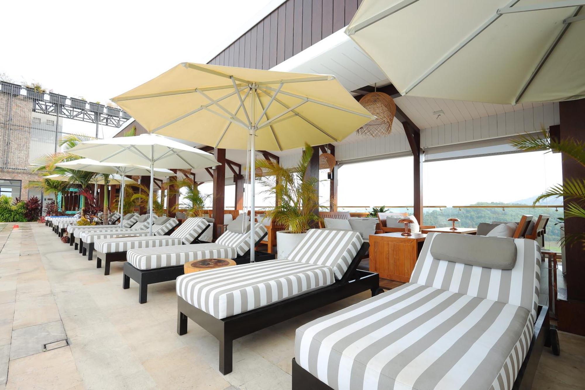 The Riyaz Lavanya Langkawi Pantai Cenang  Extérieur photo Rooftop pool at the hotel