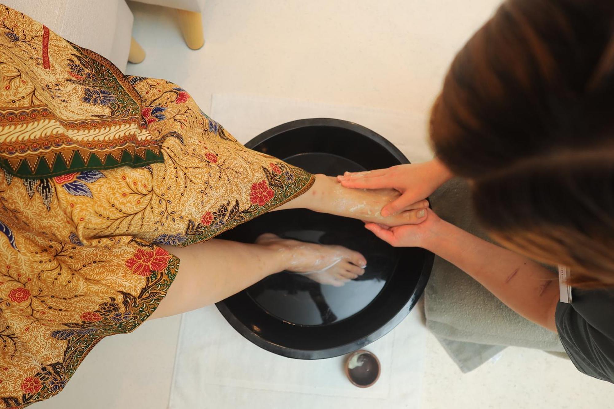 The Riyaz Lavanya Langkawi Pantai Cenang  Extérieur photo A woman washing the feet of a guest