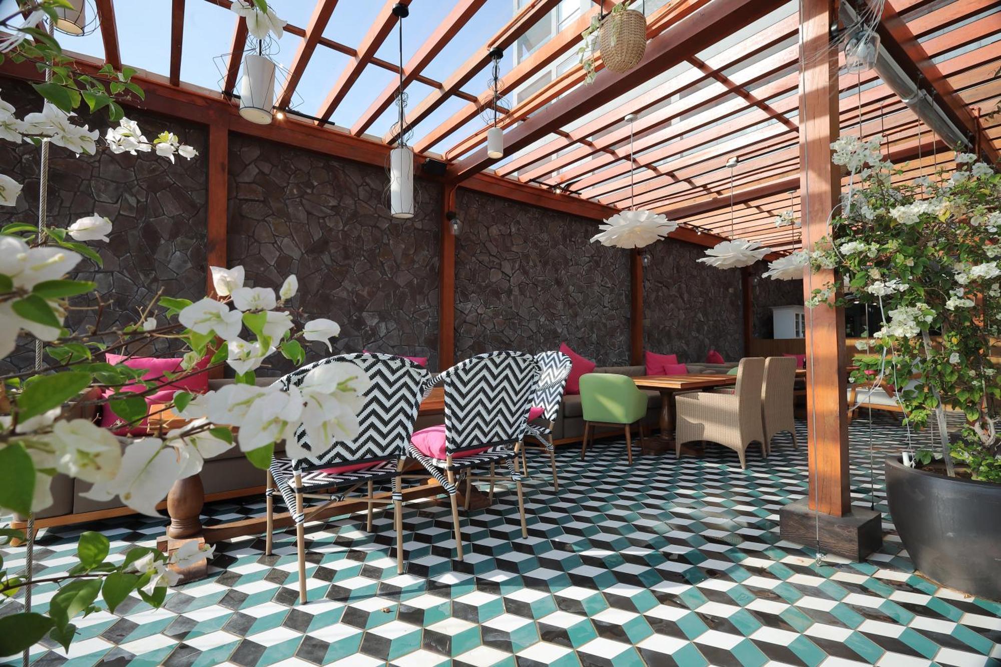 The Riyaz Lavanya Langkawi Pantai Cenang  Extérieur photo Rooftop bar