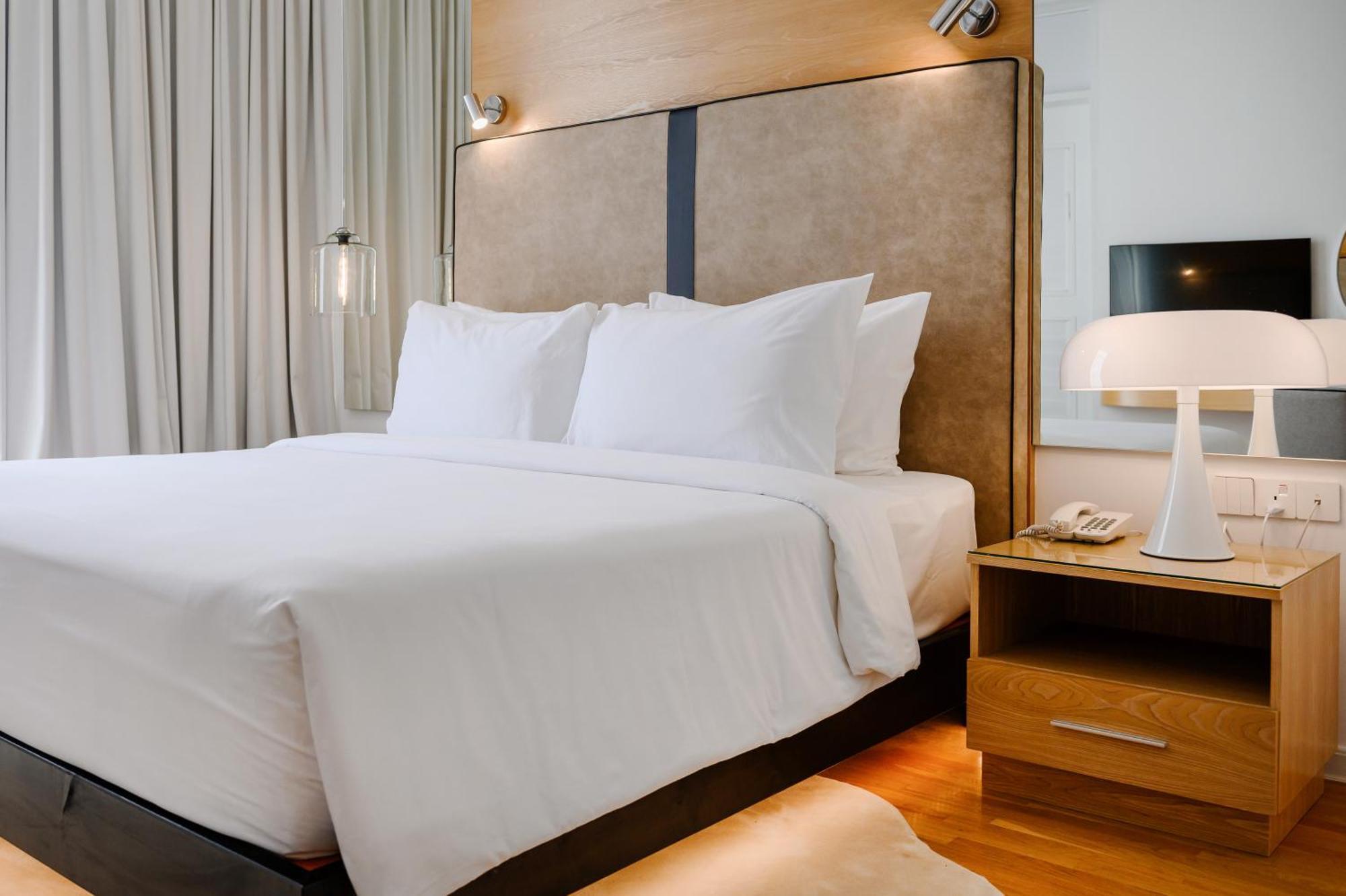 The Riyaz Lavanya Langkawi Pantai Cenang  Extérieur photo A bed with a nightstand